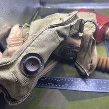 Lade das Bild in den Galerie-Viewer, Original WW2 British Army T-Mic GSR General Service Respirator Gas Mask Set
