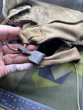 Charger l&#39;image dans la galerie, Original WW2 British Army T-Mic GSR General Service Respirator Gas Mask Set

