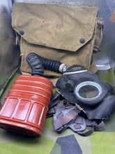 Lade das Bild in den Galerie-Viewer, Original WW2 British Army GSR General Service Respirator Gas Mask Set
