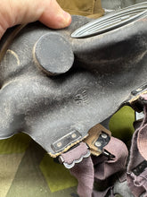 Lade das Bild in den Galerie-Viewer, Original WW2 British Army GSR General Service Respirator Gas Mask Set
