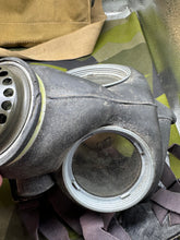 Lade das Bild in den Galerie-Viewer, Original WW2 British Army GSR General Service Respirator Gas Mask Set
