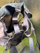 Lade das Bild in den Galerie-Viewer, Original WW2 British Army GSR General Service Respirator Gas Mask Set
