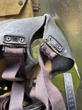 Lade das Bild in den Galerie-Viewer, Original WW2 British Army GSR General Service Respirator Gas Mask Set
