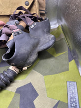 Lade das Bild in den Galerie-Viewer, Original WW2 British Army GSR General Service Respirator Gas Mask Set
