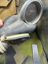 Lade das Bild in den Galerie-Viewer, Original WW2 British Army GSR General Service Respirator Gas Mask Set
