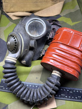 Lade das Bild in den Galerie-Viewer, Original WW2 British Army GSR General Service Respirator Gas Mask Set
