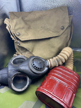 Charger l&#39;image dans la galerie, Original WW2 British Army GSR General Service Respirator Gas Mask Set

