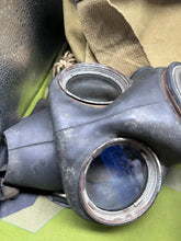 Charger l&#39;image dans la galerie, Original WW2 British Army GSR General Service Respirator Gas Mask Set
