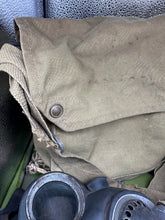 Charger l&#39;image dans la galerie, Original WW2 British Army GSR General Service Respirator Gas Mask Set
