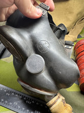 Charger l&#39;image dans la galerie, Original WW2 British Army GSR General Service Respirator Gas Mask Set
