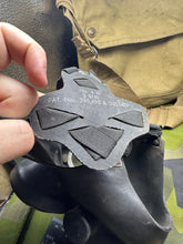 Charger l&#39;image dans la galerie, Original WW2 British Army GSR General Service Respirator Gas Mask Set
