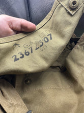 Charger l&#39;image dans la galerie, Original WW2 British Army GSR General Service Respirator Gas Mask Set
