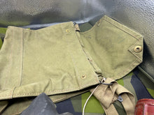 Charger l&#39;image dans la galerie, Original WW2 British Army Long-Hose Gas Mask with Bag
