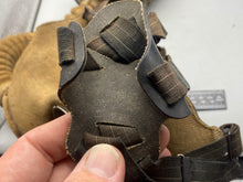 Lade das Bild in den Galerie-Viewer, Original British Army 1938 Dated Combat Gas Mask in Tan
