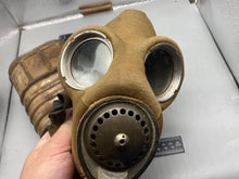 Lade das Bild in den Galerie-Viewer, Original British Army 1938 Dated Combat Gas Mask in Tan
