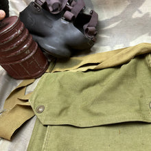 Lade das Bild in den Galerie-Viewer, Genuine WW2 British Army Issue Soldiers Gas Mask in Bag Set
