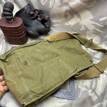 Charger l&#39;image dans la galerie, Genuine WW2 British Army Issue Soldiers Gas Mask in Bag Set

