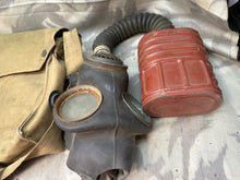 Charger l&#39;image dans la galerie, Original WW2 British Army Soldiers Gas Mask Set
