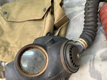 Lade das Bild in den Galerie-Viewer, Original WW2 British Army Soldiers Gas Mask Set
