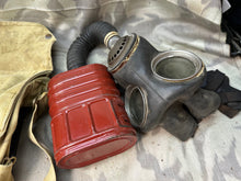 Charger l&#39;image dans la galerie, Original WW2 British / Canadian Army Soldiers Gas Mask Set
