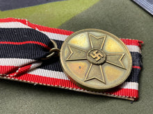 Charger l&#39;image dans la galerie, Original WW2 German Army Third Reich War Merit Medal
