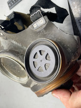 Charger l'image dans la galerie, Original British Army Assault Gas Mask - The Militaria Shop
