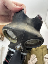 Charger l'image dans la galerie, Original WW2 British Civil Defence ARP Service Respirator Gas Mask - Complete

