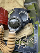 Lade das Bild in den Galerie-Viewer, Original WW2 British Army GSR General Service Respirator Gas Mask Set
