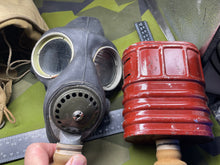 Lade das Bild in den Galerie-Viewer, Original WW2 British Army GSR General Service Respirator Gas Mask Set
