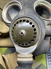 Charger l&#39;image dans la galerie, Original WW2 British Army GSR General Service Respirator Gas Mask Set
