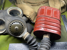 Charger l&#39;image dans la galerie, Original WW2 British Army GSR General Service Respirator Gas Mask Set
