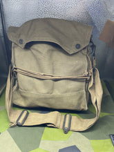 Charger l&#39;image dans la galerie, Original WW2 British Army GSR General Service Respirator Gas Mask Set
