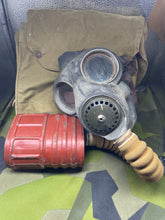 Charger l&#39;image dans la galerie, Original WW2 British Army GSR General Service Respirator Gas Mask Set
