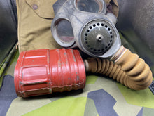 Charger l&#39;image dans la galerie, Original WW2 British Army GSR General Service Respirator Gas Mask Set

