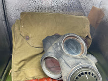 Charger l&#39;image dans la galerie, Original WW2 British Army GSR General Service Respirator Gas Mask Set
