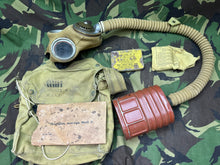 Charger l&#39;image dans la galerie, Rare Long Tube WW2 Canadian Army 1941 Dated Gas Mask Set - R.C.A.F
