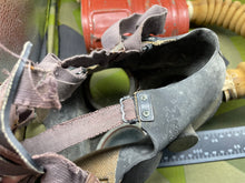 Charger l&#39;image dans la galerie, Original WW2 British Army GSR General Service Respirator Gas Mask Set
