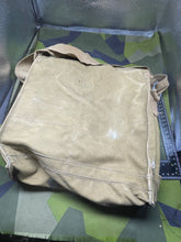 Charger l&#39;image dans la galerie, Original WW2 British Army GSR General Service Respirator Gas Mask Set
