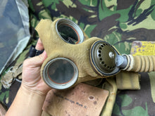 Lade das Bild in den Galerie-Viewer, Rare Long Tube WW2 Canadian Army 1941 Dated Gas Mask Set - R.C.A.F
