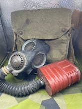 Charger l&#39;image dans la galerie, Original WW2 British Army GSR General Service Respirator Gas Mask Set
