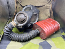 Charger l&#39;image dans la galerie, Original WW2 British Army GSR General Service Respirator Gas Mask Set
