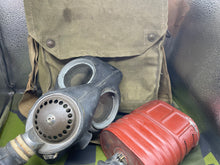 Charger l&#39;image dans la galerie, Original WW2 British Army GSR General Service Respirator Gas Mask Set
