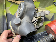 Charger l&#39;image dans la galerie, Original WW2 British Army GSR General Service Respirator Gas Mask Set
