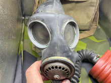 Charger l&#39;image dans la galerie, Original WW2 British Army GSR General Service Respirator Gas Mask Set
