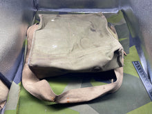 Charger l&#39;image dans la galerie, Original WW2 British Army GSR General Service Respirator Gas Mask Set
