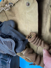 Load image into Gallery viewer, Original WW2 Dated Canadian Army Soldier&#39;s Gas Mask in named bag
