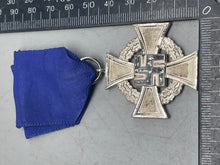 Charger l'image dans la galerie, Original WW2 German 25 Years Faithful Service Medal with Ribbon - The Militaria Shop

