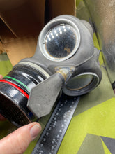 Charger l&#39;image dans la galerie, Original WW2 British Home Front ARP Warden&#39;s Gas Mask in Original Issue Box
