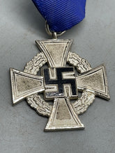 Charger l'image dans la galerie, Original WW2 German 25 Years Faithful Service Medal with Ribbon - The Militaria Shop
