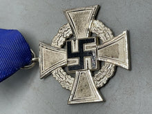 Charger l'image dans la galerie, Original WW2 German 25 Years Faithful Service Medal with Ribbon - The Militaria Shop
